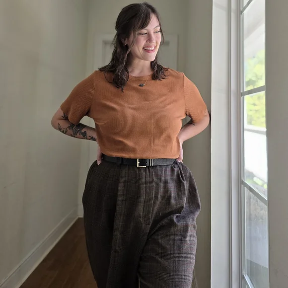 Ava & Viv Women's Short Sleeve Ribbed Top in Rust - Picture 2 of 8